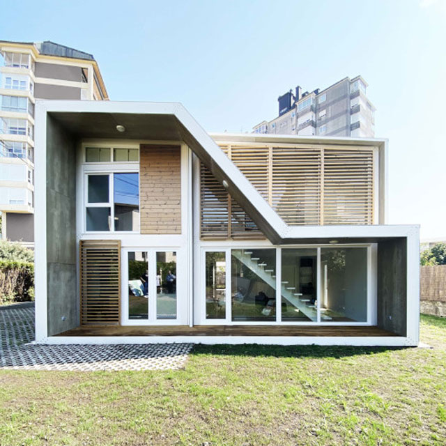 Casa modular de diseño con acabados blancos y en madera