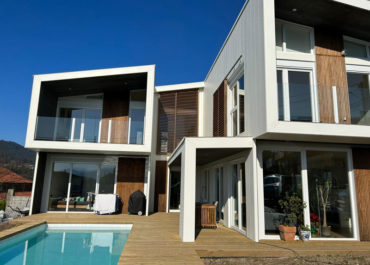 Plano detalle de una casa modular con su piscina de agua cristalina