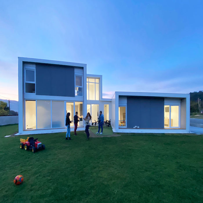 Imagen de una bonita casa de noche iluminada construida con el sistema Walluminium por Proyectopia