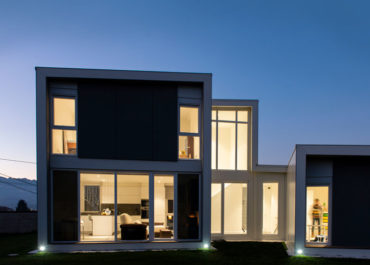 Imagen de una bonita casa de noche iluminada construida con el sistema Walluminium por Proyectopia