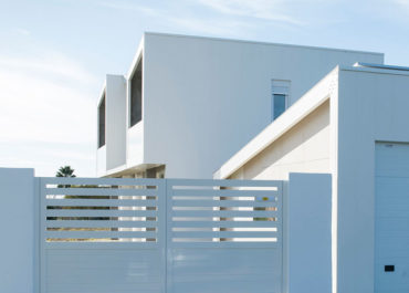 Puerta del garaje de casa modular de diseño color blanco estilo minimalista.