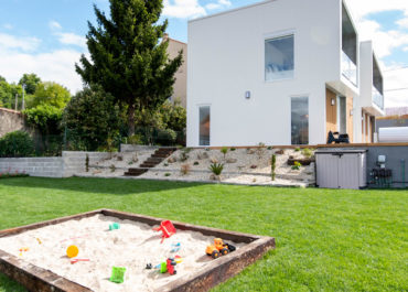 Imagen de una bonita casa con jardín, construida con el sistema Walluminium por Proyectopia con piscina