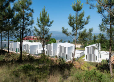 Vista de varias casas modulares de diseño en un campo y paraje bonitos