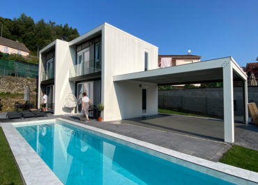 Casa modular de diseño con personas y piscina