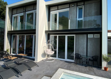 casa modular de diseño con piscina