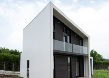Casa acabada construida con paneles de aluminio con el sistema patentado Walluminium de Proyectopia.