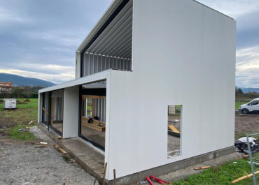 obra de una casa modular de paneles de aluminio