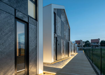 Casas modulares de diseño iluminadas por la noche, diseñadas por Proyectopia