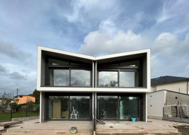 Imagen de una casa a medio acabar construida con sistema modular de diseño